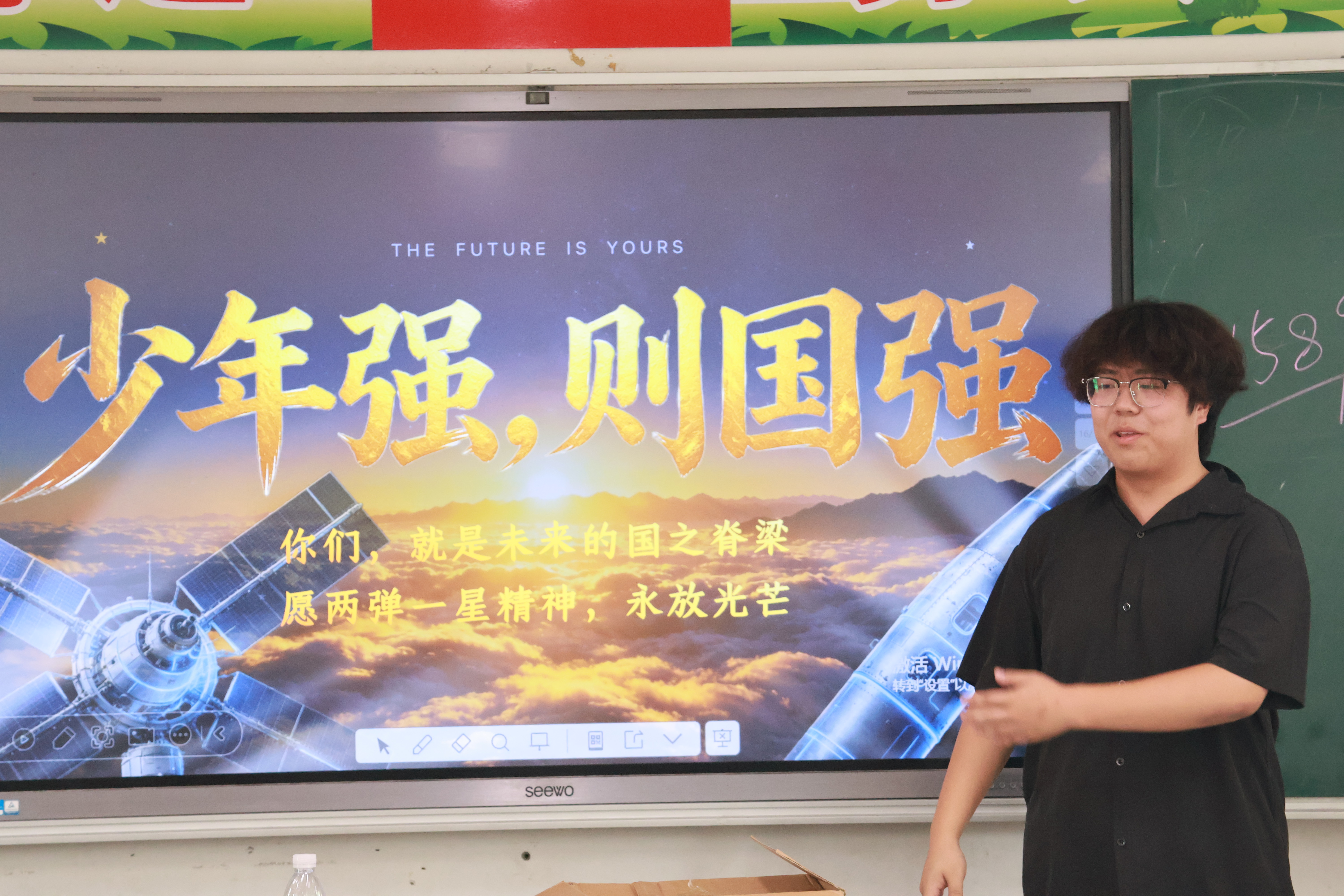 两弹一星精神主题课影像 03